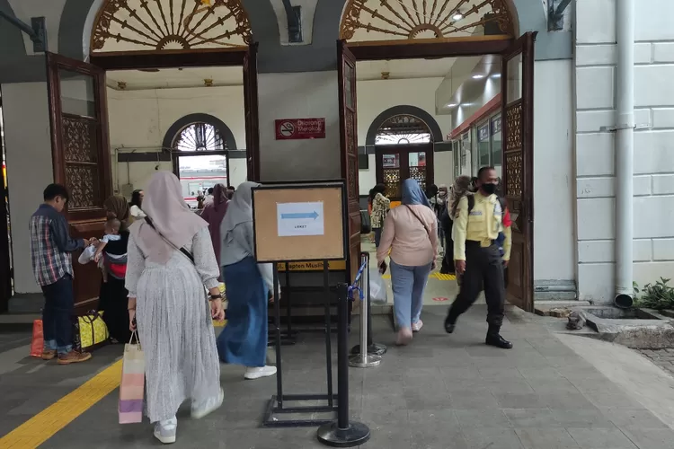 Suasana di depan pintu masuk Stasiun Bogor. Sejumlah penumpang terpantau hendak mengakses kereta api. 