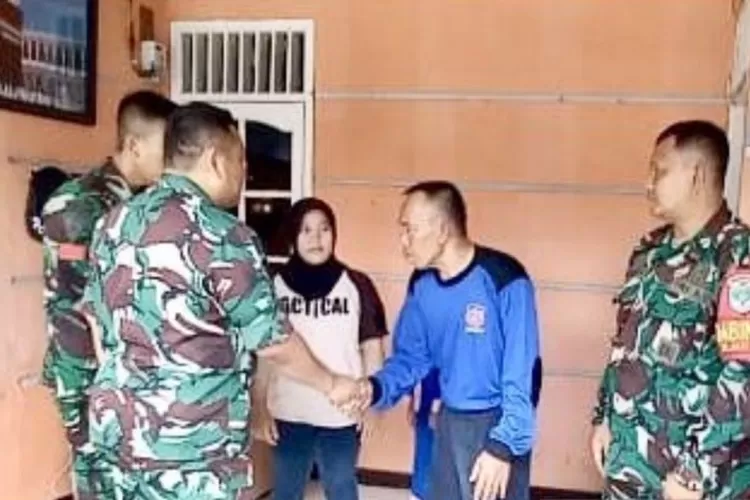 Komandan Detasemen Pertahanan Udara 471 Pasgat Letkol Pas Bagus Ajar Pamungkas (dua kiri), dan anggota Denhanud 471 yang merupakan pelaku penendangan Praka ANG (kiri) meminta maaf kepada korban (tengah) dan ayahnya (dua kanan) di rumah keluarga korban, Bekasi, Jawa Barat, Selasa (25/4/2023).  (ANTARA/HO-Dinas Penerangan TNI AU)