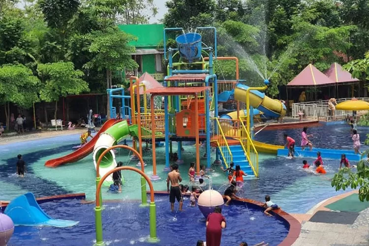 Waterpark merupakan salah satu wahana yang ada di Wego Lamongan. (Instagram/@wegolamonganjatim) 
