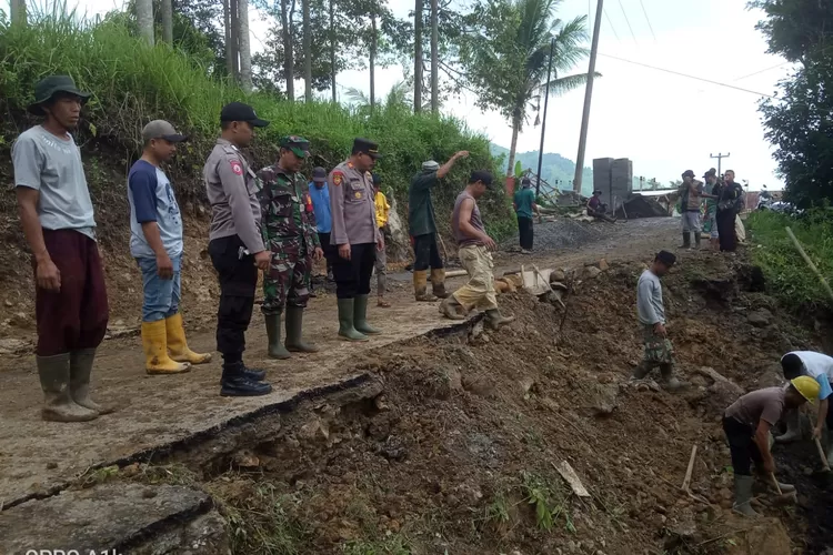 Hujan Deras Akibatkan Jalan Penghubung Desa Malasari Kecamatan Nanggung Kabupaten Bogor Terputus