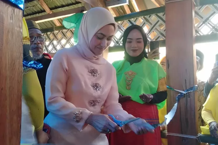 Berlangsung Meriah, Bupati Resmikan Rumah Adat Kombong Pitu Masapi (Dok. LHR)