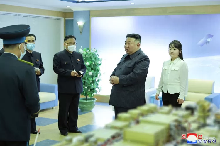 Kim Jong-un Bawa putrinya dalam Kunjungan Badan antariksa dan Memerintahkan Peluncuran Satelit Mata Mata/ Kompas