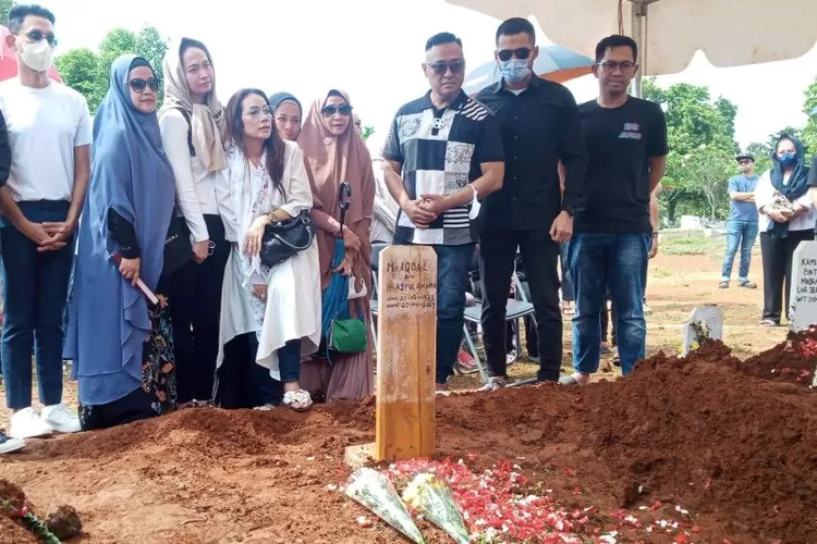 Prosesi pemakaman aktor Iqbal Pakula yang dihadiri keluarga dan teman-temannya di TPU Menteng Pulo, Jakarta Selatan, pada Selasa (25/4).  (ANTARA/Farhan Arda Nugraha)