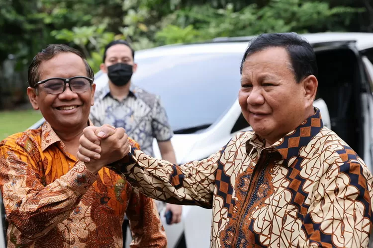 Menhan Prabowo Subianto menyambangi kediaman Menko Polhukam Mahfud MD, di Jakarta, Selasa (25/4/2023). Foto: Biro Humas Setjen Kemhan