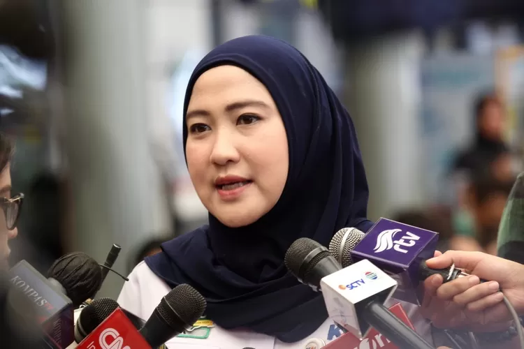 Kahumas KAI Daop 1 Jakarta Eva Chairunisa ketika memberikan keterangan kepada awak media - Foto: Henry Lukmanul Hakim