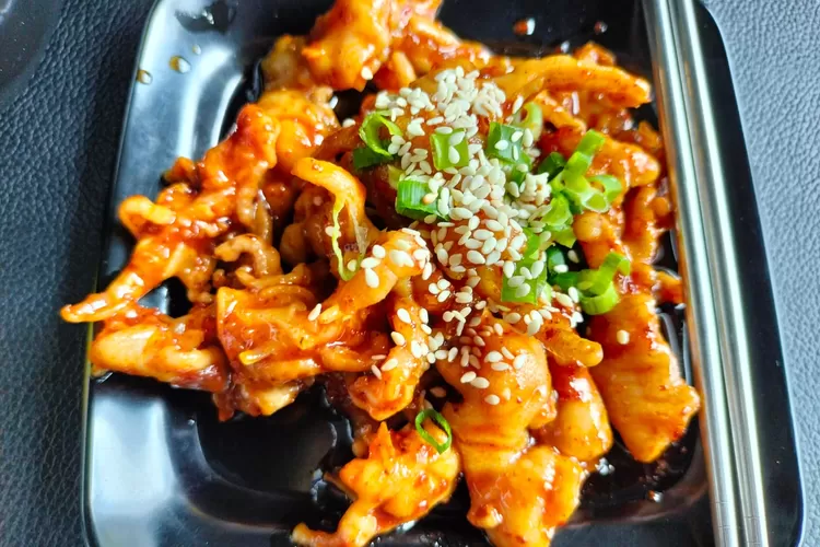 Dakbal, makanan khas Korea yang menyajikan ceker pedas tanpa tulang ala Korea. (Ryan/Metropolitan)