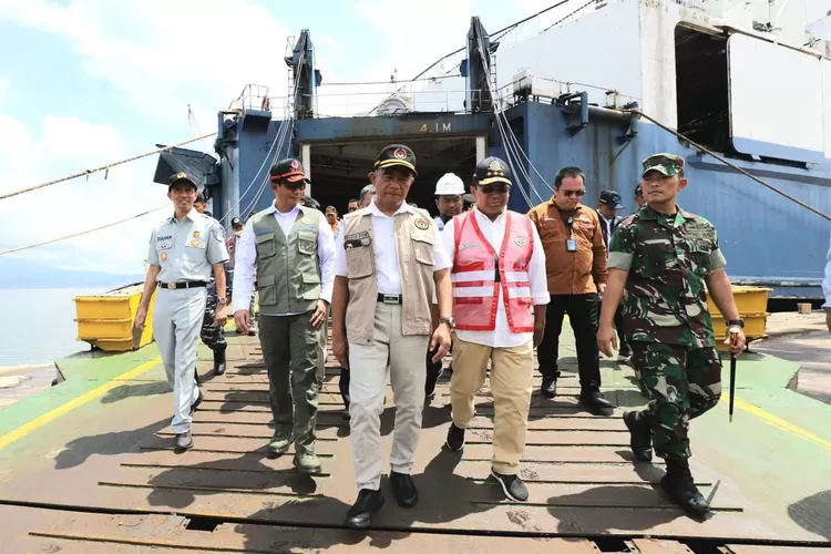 Menko PMK Muhadjir Effendy (tengah) tinjau arus balik di Pelabuhan Bakauheni dan Panjang di Lampung..