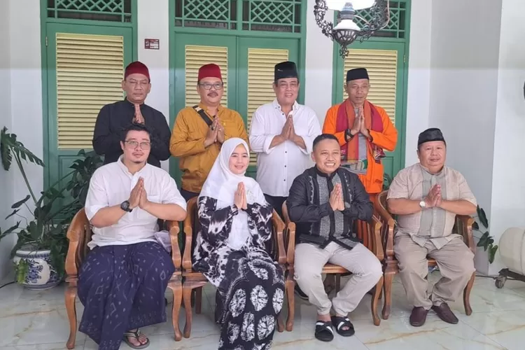 Sekda Depok, Supian Suri ( Duduk baju Koko Hitam) menerima warga yang halal bihalal ke kediamannya