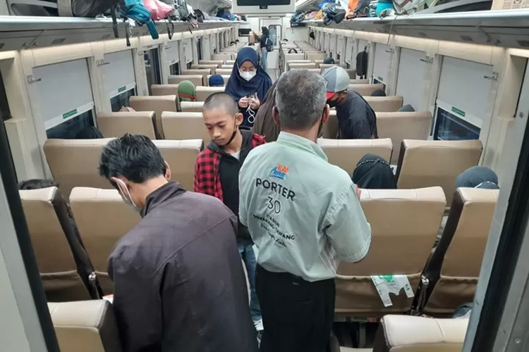 Penumpang kereta api Daop 4 Semarang di Stasiun Poncol. Layani arus balik KAI sediakan tarif rendah. (Ayosemarang.com/ Audrian Firhannusa)