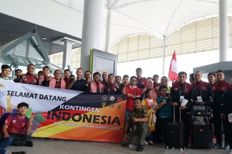 Para pemain dan ofisial tim nasional U-22 berfoto bersama para penjemputnya setelah tiba di Bandar Udara Internasional Pnom Penh, Kamboja, Selasa (25/4/2023).  (ANTARA/HO/PSSI)
