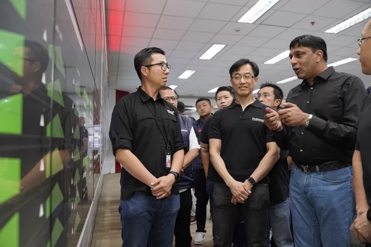 President Director and CEO Indosat Ooredoo Hutchison Vikram Sinha (ketiga dari kiri) dan Chief Technology Officer Indosat Ooredoo Hutchison Desmond Cheung (kedua dari kiri) saat melakukan pemantauan kapasitas jaringan dan trafik pelanggan menjelang Lebaran di Indosat Command Center  belum lama ini. (Istimewa)