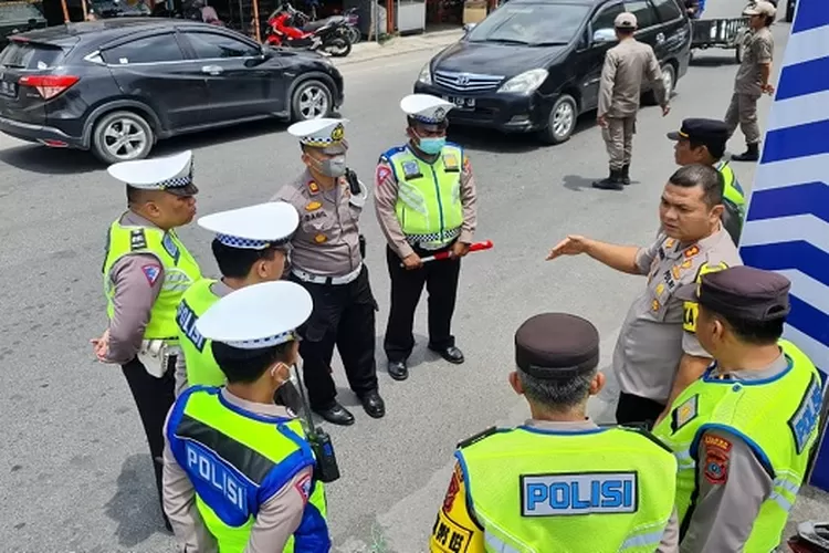 Kapolres Taput AKBP Johanson Sianturi dan Kasatlantas AKP Dahnial Saragih saat terjun mengamankan arus balik di Siborongborong.  (Realitas online.id/Alpon Situmorang)