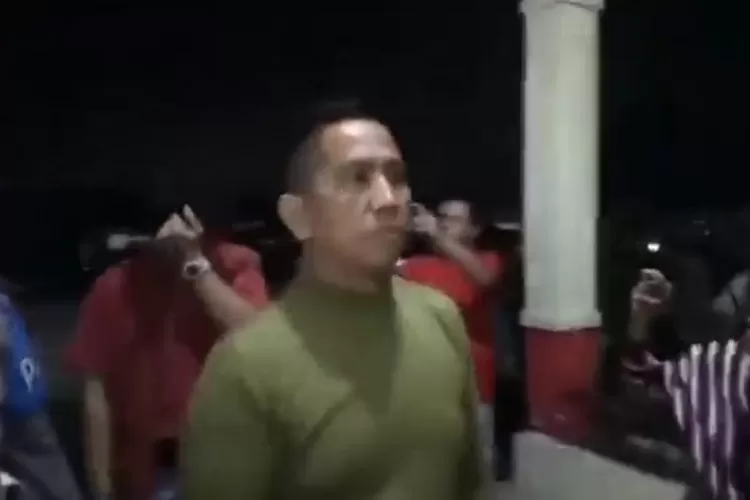 AKBP Achirudin Hasibuan ayah dari AH tersangka penganiayaan saat tiba di Polda Sumut, Selasa (25/4/2023) malam. (Twitter: Zolfick)