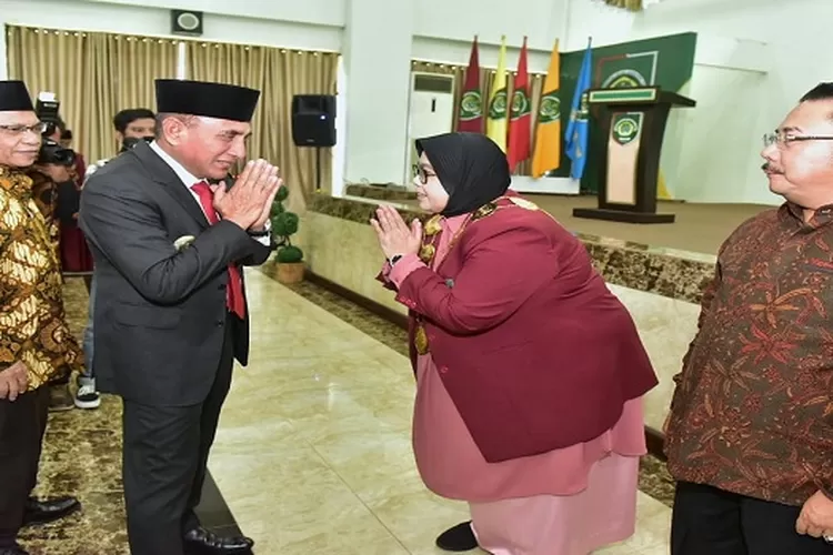 Gubsu Edy Rahmayadi memberi selamat kepada Dr Safrida Usai Dilantik Menjadi Rektor UISU (Realitasonline/mis)