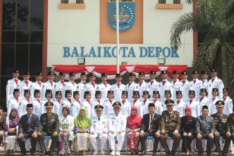 KOMPAK : Penampakan Purna Paskibraka Angkatan 2007 saat foto bersama di depan Gedung Baleka I, Balaikota Depok. DOKPPIDEPOK