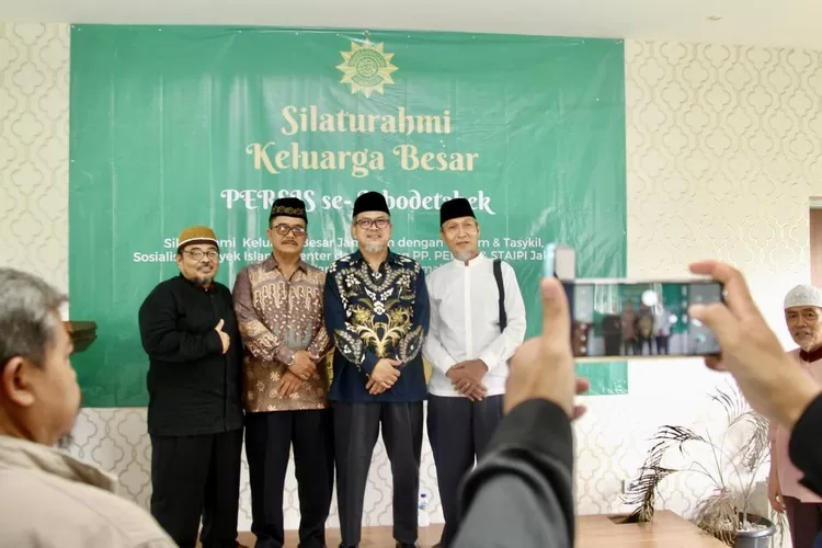 Momen silaturahmi ini dijadikan jemaah Persatuan Islam se Jabodetabek untuk berfoto bersama Ketua Umum secara bergantian - Foto: Henry Lukmanul Hakim