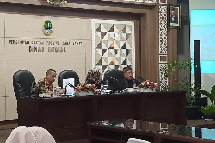 Ketua Pansus I DPRD Jabar Jajang Rohanan&nbsp;(kiri), Wakil Ketua DPRD Jabar Ineu Purnadewi Sundari (tengah) dan&nbsp; Kepala DInsos Jabar Dodo Suhendar (Kanan) saat rakor Pansus I DPRD Jabar Pembahasan LKPJ Gubernur Jabar Tahun ANggaran 2022 di Kantor Dinsos Jabar, Kamis 27 April 2023. (AyoBandung/Mildan Abdalloh)