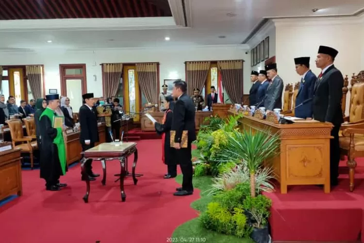 Prosesi pengambilan sumpah janji Pengganti Antar Waktu (PAW) masa jabatan 2019-2024 oleh Ketua DPRD Tulungagung (Realitasonline.id/ UN)