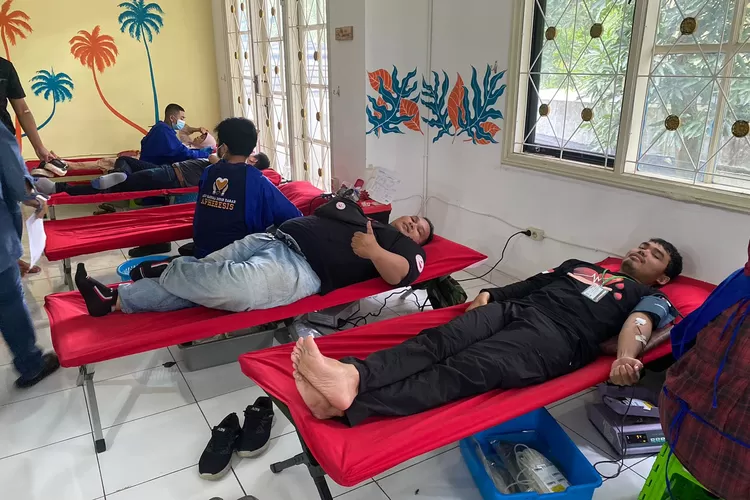 ILUSTRASI : Saat donor darah dilakukan pemuda Kukusan berlangsung di Makalewa Cafe, beberapa waktu lalu.ANDIKA EKA/RADAR DEPOK