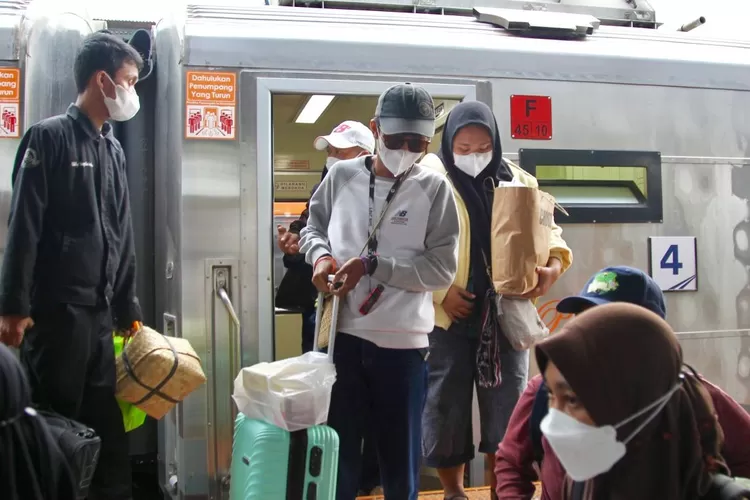 Pemudik baru saja turun dari Kereta Api, selanjutnya menuju daerahnya masing-masing - Foto: Henry Lukmanul Hakim