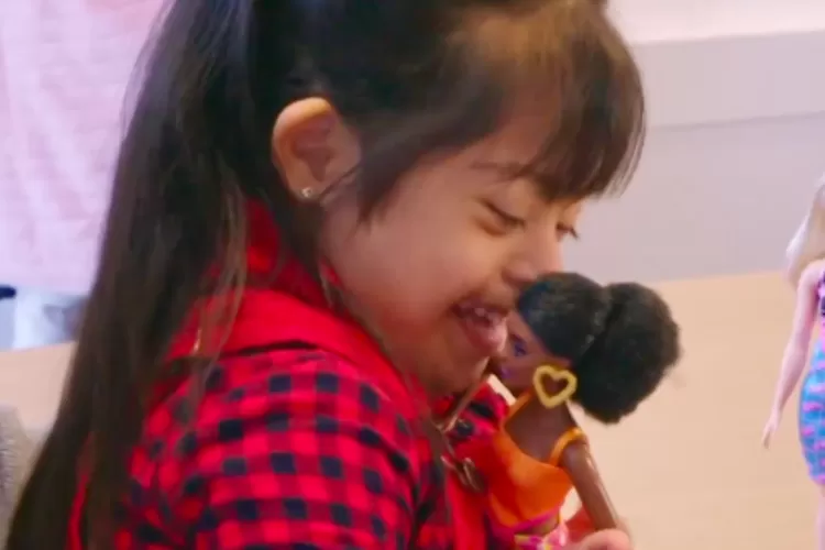 Rilis boneka terbaru untuk anak down syndrome, Barbie semakin inklusif dan punya banyak karakter untuk semua orang. (Instagram @barbie)