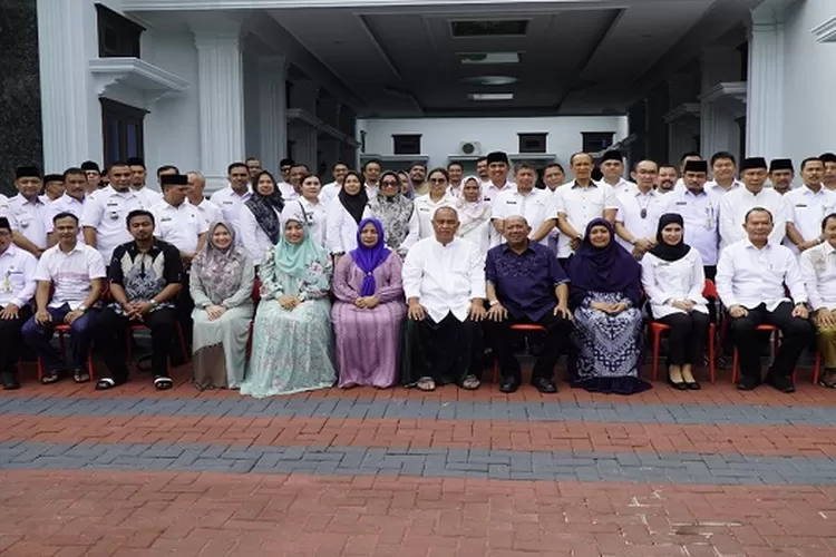 Plt Bupati Langkat dan Kepala Perangkat Daerah foto bersama Ngogesa Sitepu usai silaturahmi Idul Fitri 1444 H (Realitasonline/AA)