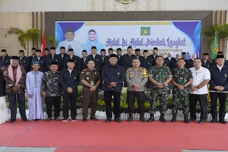 Foto bersama usai Halal bi halal dan Pengukuhan Pengurus LPTQ Kabupaten Langkat  (Realitasonline/AA)