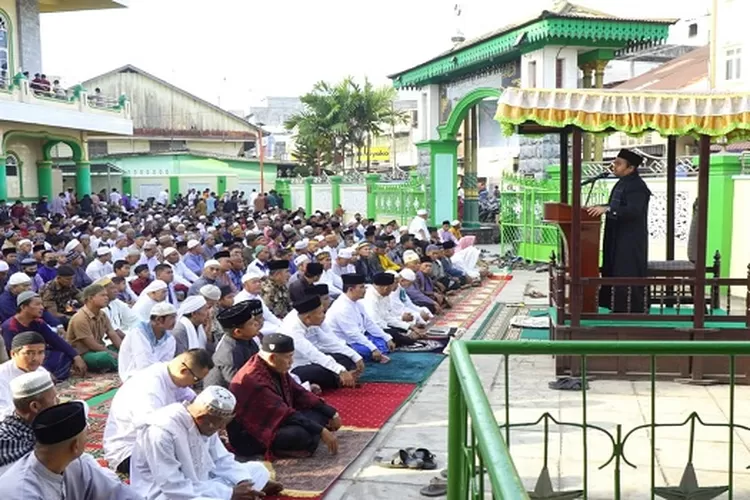 Syah Afandin bersama Jamaah Shalat Ied di  Masjid Agung Pangkalan Brandan (Realitasonline/AA)