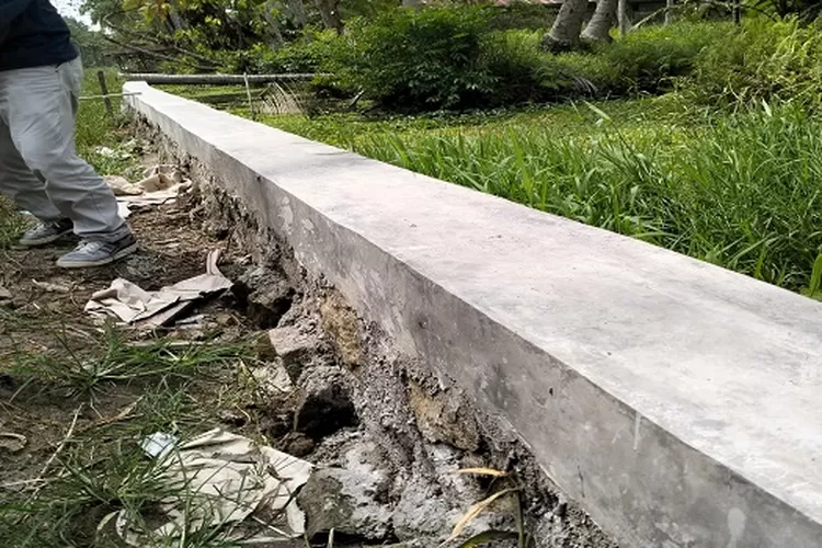 Terlihat pinggir dari TPT tidak disemen maupun ditimbun dan dibiarkan (. Realitasonline/HS)