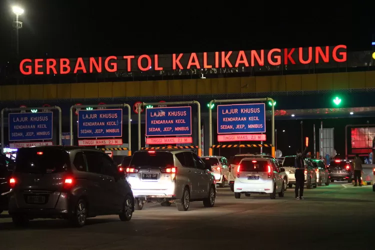 Jadwal One Way Diperpanjang buat Arus Lalin di Tol Kalikangkung Lancar/ Okezone