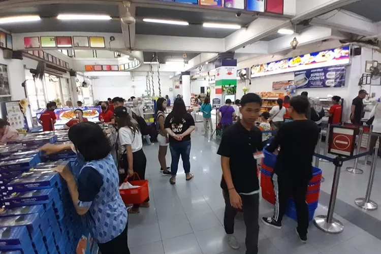 Bandeng Juwana Erlina tampak ramai oleh para pembeli yang juga sebagai pemudik. Bandeng masih jadi pilihan favorit.  (Ayosemarang.com/ Audrian Firhannusa)