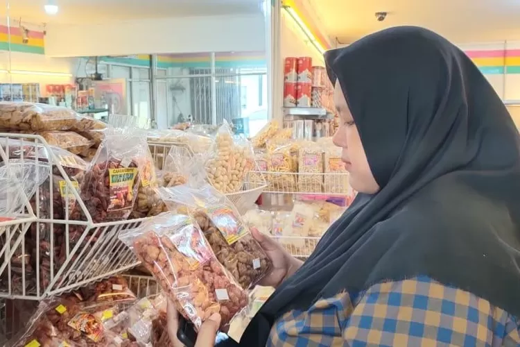 Pembeli memilih oleh-oleh makanan khas Batang. (Muslihun kontributor Batang)