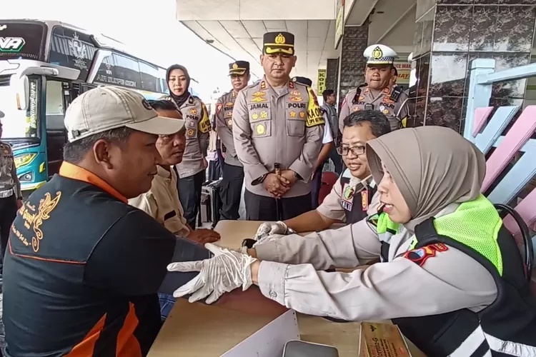 Kapolres Kendal AKBP Jamal Alam mengecek pemeriksaan kesehatan sopir bus di RM Sari Rasa Kamis 27 April 2023. (Edi Prayitno/Kontributor Kendal)