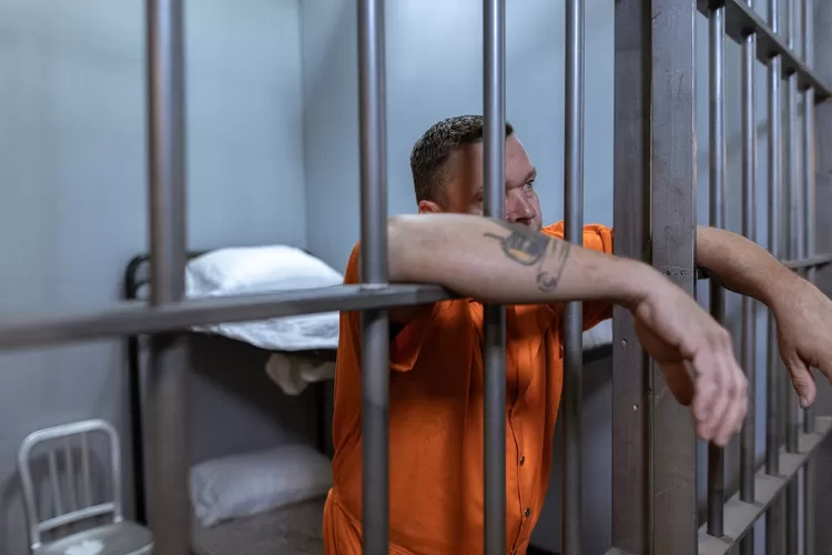 Seorang mantan napi bla-blakan ungkap ada napi lakukan penipuan menggunakan akun palsu dari dalam lapas seperti TNI, polisi, pelaut (www.pexels.com)