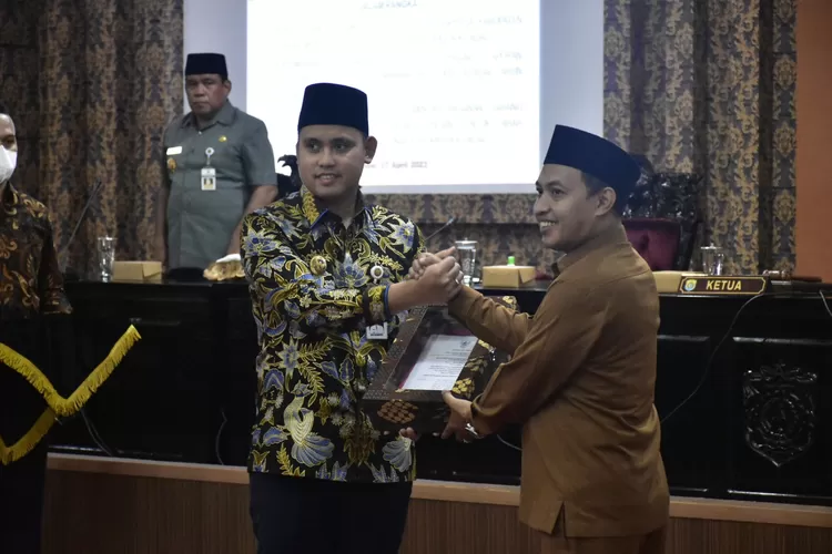 Ketua DPRD Kendal menyerahkan rekomendasi LKPJ tahun anggaran 2022 kepada Bupati Kendal.  (Edi Prayitno / kontributor Kendal)