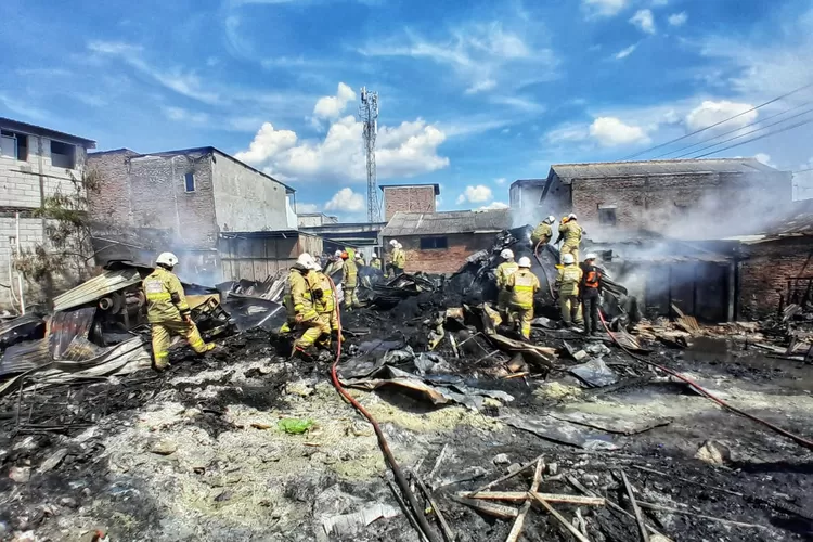 Petugas pemadam kebakaran berupaya memadamkan api di gudang rosok dalam peristiwa kebakaran di Gayamsari Semarang. (Ayosemarang.com/ Audrian Firhannusa)