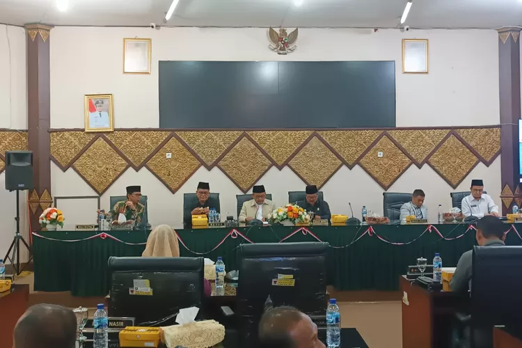 Rapat paripurna DPRD Kota Padang dalam rangka menutup Masa Sidang I dan membuka Masa Sidang II tahun 2023 akhirnya berjalan dengan lancar, Jumat (28/4) di Gedung Bundar Sawahan Kota Padang.