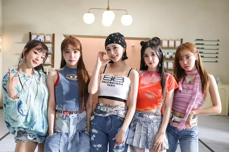 Keempat Apink yang memutuskan hengkang dari IST Entertainment, bergabung dengan agensi Choi Creative Lab (IST Entertainment)