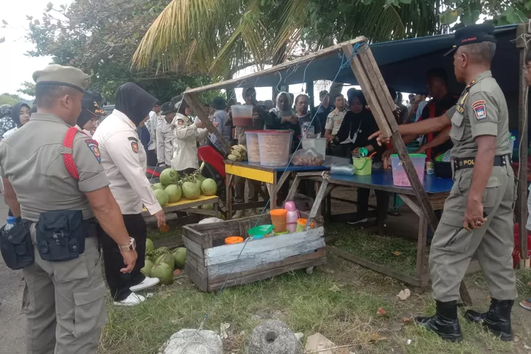 Lebaran Telah Usai, Pol PP Padang Kembali Tertibkan Pedagang Kawasan Pantai Padang (ist)