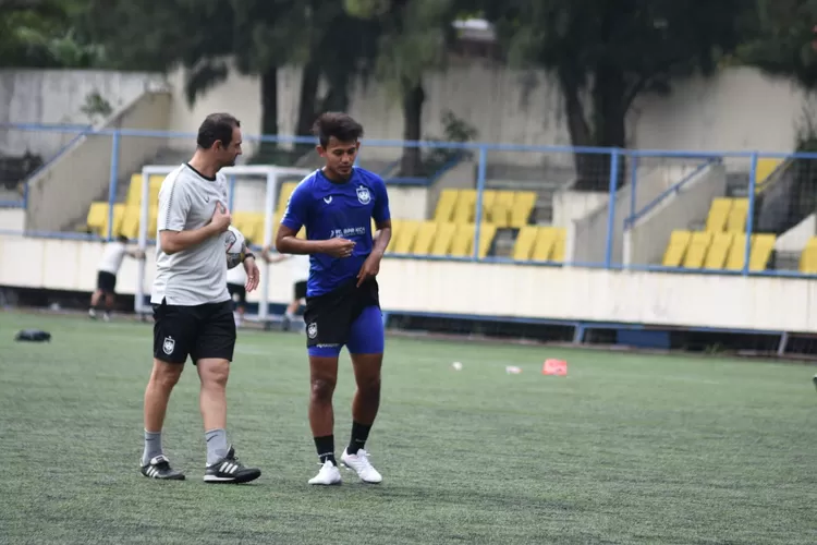 Pelatih PSIS Semarang Gilbert Agius saat sedang melatih. Agius belum punya rencana apapun. (Ayosemarang.com/ Audrian Firhannusa)
