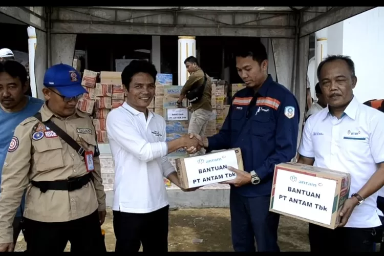 PT Antam UPBE Pongkor Salurkan Bantuan ke Korban Bencana Banjir Bandang di Bogor (Antam)