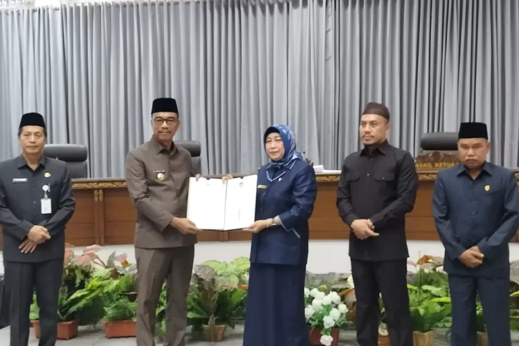 Ketua DPRD Barito Utara Hj Mery Rukaini saat menyerahkan suratt rekomendasi terhadap LKPJ Bupati Barito Utara tahun 2022. (Deni Hariadi)