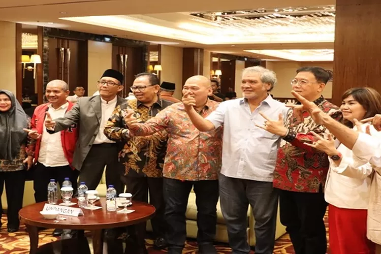 Ketua DPRD Sumut Baskami Ginting saat bersama pengurus dan kader PDIP (Realitasonline/mis)
