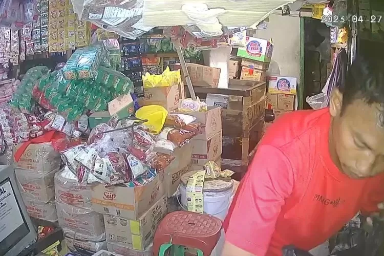 Tangkapan layarrekaman CCTV pelaku yang membobol Toko Sembako Arafah, Jalan KHM Usman, Kelurahan Kukusan, Kecamatan Beji, Kamis (27/4)