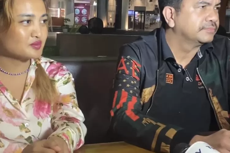 Tiktokers Lina Mukherjee gaet pengacara karena kini ia resmi menjadi tersangka akibat makan kriuk babi. (Instagram @linamukherjee_)