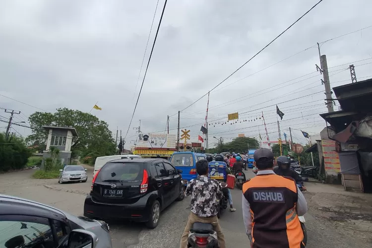 Perlintasan kereta api dekat Lapangan Siaga atau Vila Asia Bojonggede. Di lokasi ini tahun depan bakal dibangun underpass.  (Devina Metropolitan )