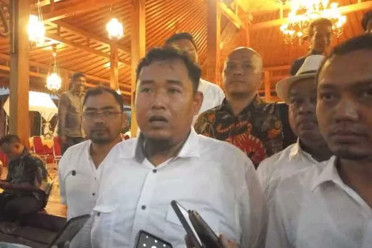 Perwakilan Relawan Jokowi,Ketua Relawan&nbsp;Sapulidi Nusantara, Ahmad Badruttamam memberikan keterangan usai halal bi halal di Loji Gandrung Solo (Endang Kusumastuti)