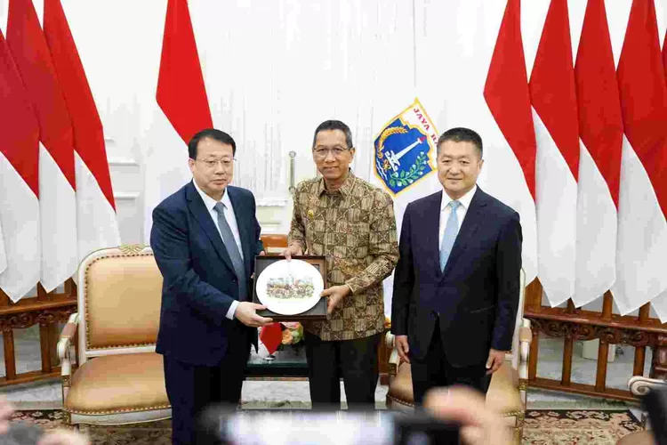 Pj Gubernur DKI Jakarta Heru Budi Hartono (tengah) bertukar cindera mata dengan Wali Kota Shanghai, RRT, di Balai Kota, Kamis  (27/4/2023).