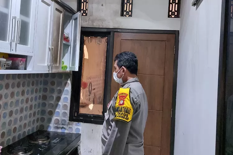 SITUASI : Kondisi rumah seorang warga Kampung Nyencle RT2/12 Kelurahan Cilangkap, Kecamatan Tapos sehabis ada ledakan tabung Gas Elpiji 3 pada (28/4) pagi. (ANDIKA EKA/RADAR DEPOK)