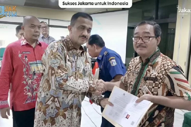 Sebanyak 12 orang ahli waris ASN Jakarta Timur yang sudah meninggal dunia,  terdiri dari 9 orang janda dan 3 orang duda mendapat santunan total Rp 24 Juta   dari Baznas Bazis Jakarta Timur. Foto: Istimewa
